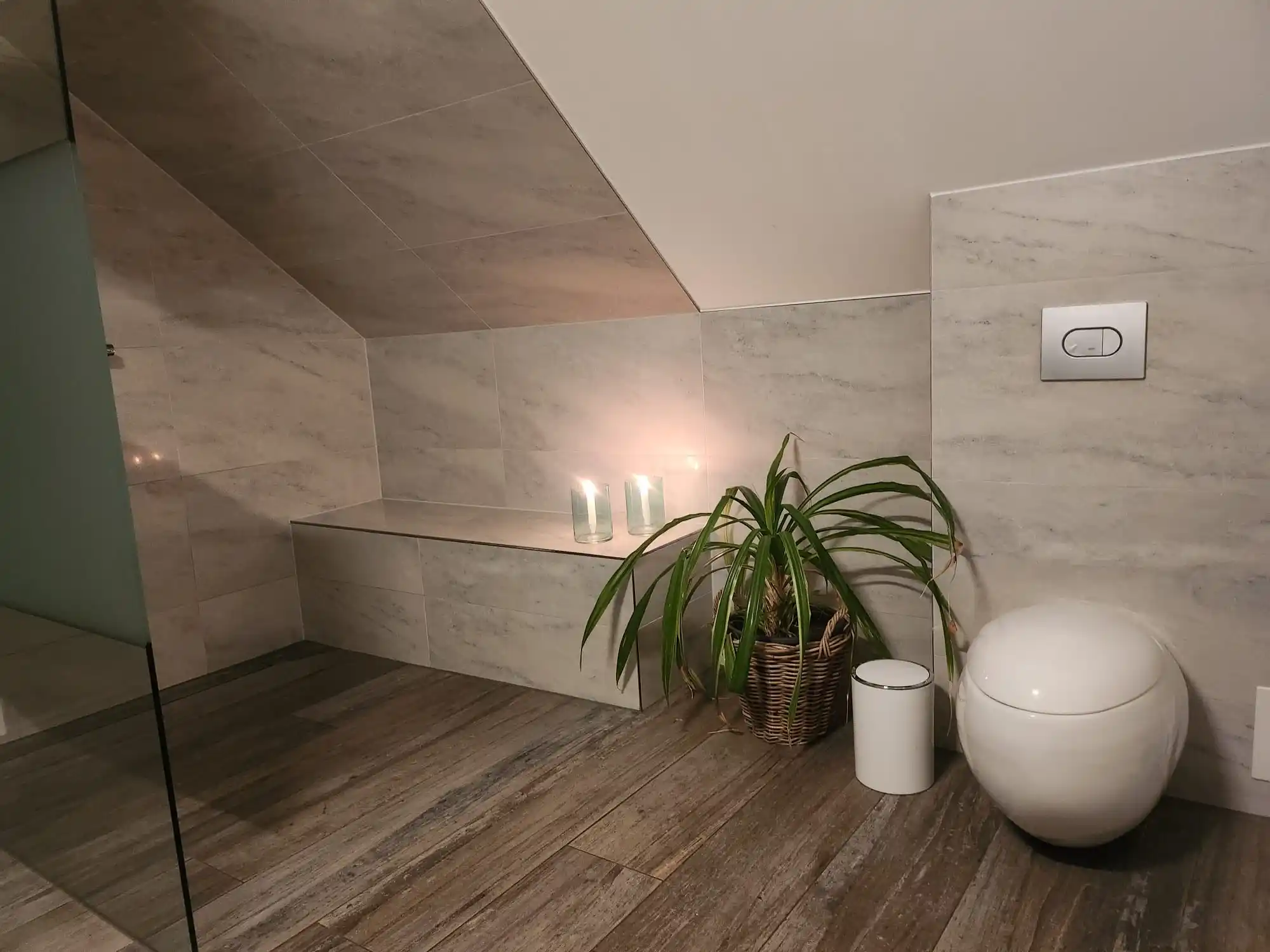 Badezimmer gefliest mit Toilette