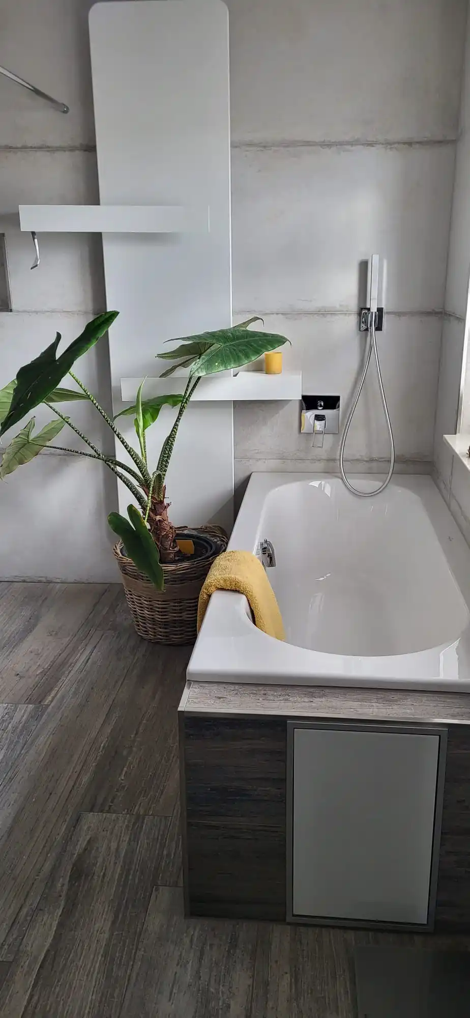 Eckbadewanne mit moderner Armatur