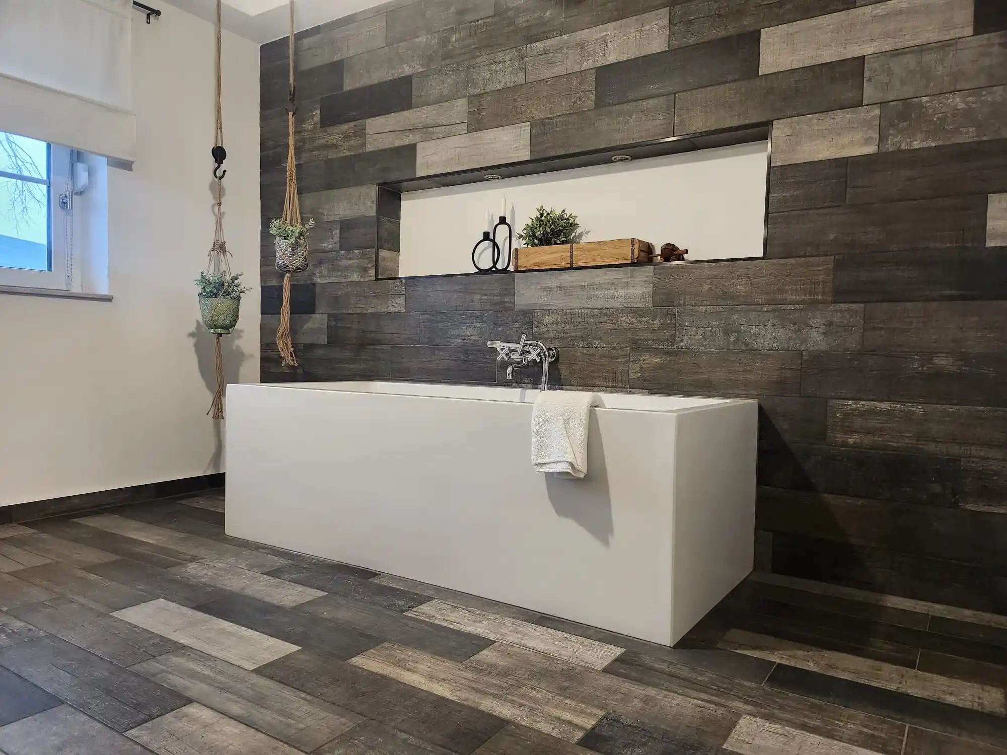 Badezimmer mit Eckbadewanne und Abstellfläche