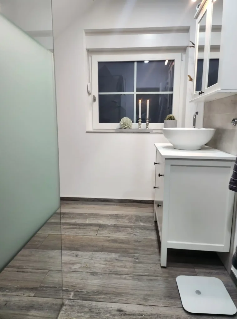 Badezimmer Eingang mit Waschbecken-Fliesenleger Mutsch